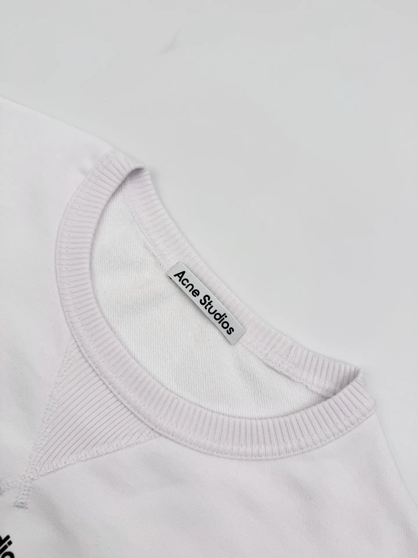 Acne Studios Printed Logo Sweatshirt Customized 100% cotton Zhen Soft Reactive Ink Rhyme Sweatshirt material. Soft to the touch, comfortable and skin-friendly. Dressed in pure white, it is a symbol of purity and elegance. A triangle of heaven and earth is quietly drawn on the chest. The iconic Acne Studios seal logo embellishes the front to increase brand recognition. It outlines a high-end silhouette with extreme simplicity and becomes the smart focus of the vision. Showing taste in silent places. Process 1: Using glue printing Use glue liquid paint to print the pattern on the fabric and bake the fabric to fix the printed pattern. Process 2: The fabrics are washed and have a better hand feel. Not easy to deform, not easy to shrink, not easy to fade, and maintain long-term beauty. Accessories: Customized 1:1 Acne trademark. Version: Loose version. Size: S M L XL. Style number: 25314.